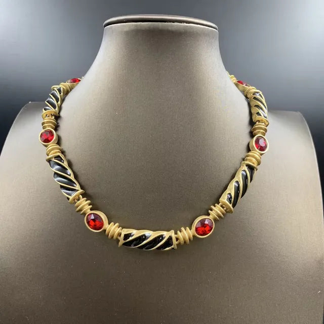 European and American trendy retro elegant brand designers with the same niche unique temperament clavicle necklace