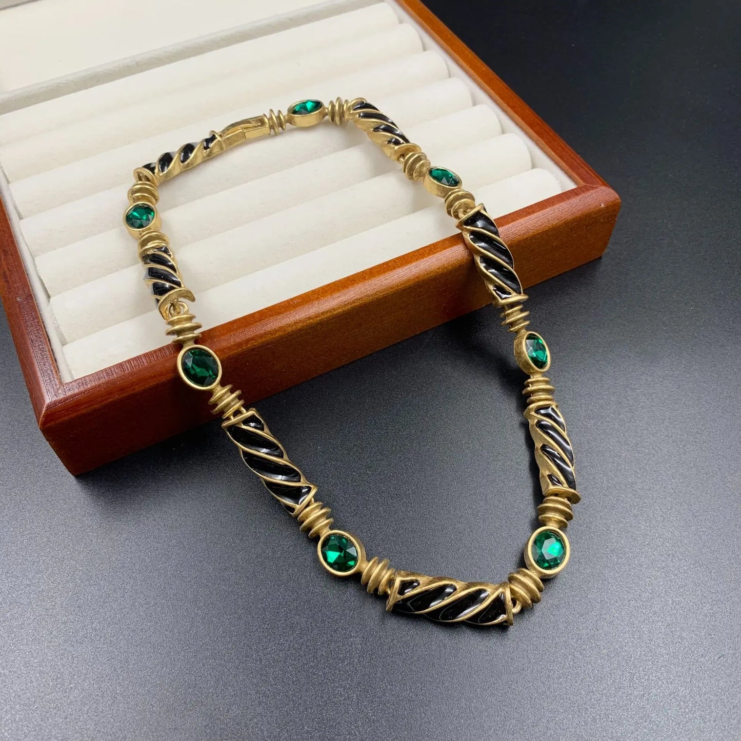 European and American trendy retro elegant brand designers with the same niche unique temperament clavicle necklace